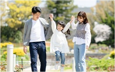 家族で散歩する様子