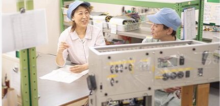 先輩と一緒に確認する様子