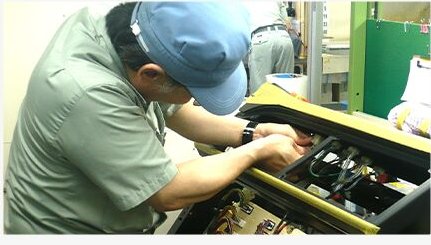 作業に集中するスタッフ