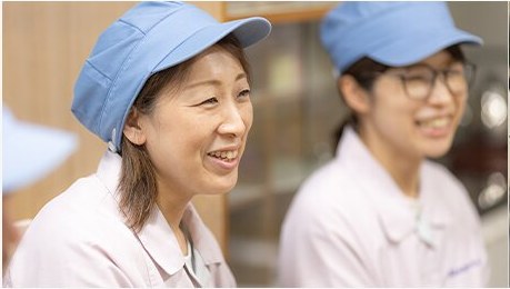確認しながら作業するスタッフ